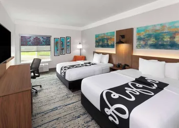 La Quinta Inn & Suites by Wyndham Angleton hotel thumbnail 8