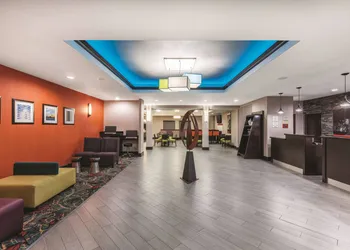La Quinta Inn & Suites by Wyndham Houston Bush Intl Airpt E hotel thumbnail 2