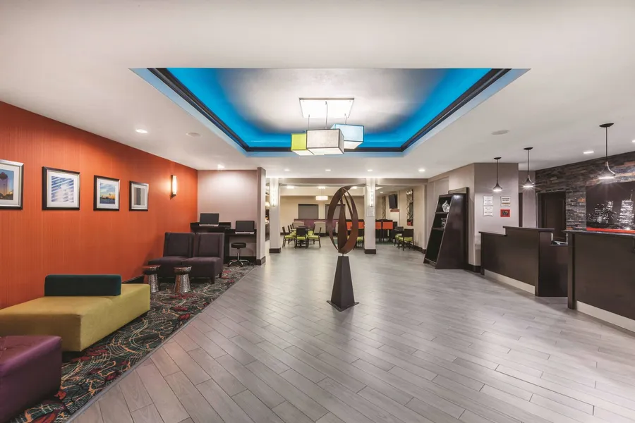 La Quinta Inn & Suites by Wyndham Houston Bush Intl Airpt E hotel detail image 2