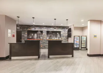 La Quinta Inn & Suites by Wyndham Houston Bush Intl Airpt E hotel thumbnail 3