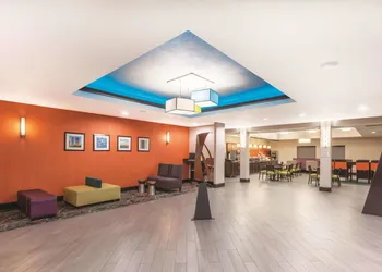 La Quinta Inn & Suites by Wyndham Houston Bush Intl Airpt E hotel thumbnail 4