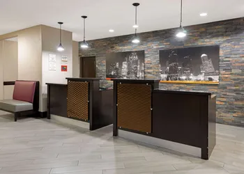 La Quinta Inn & Suites by Wyndham Houston Bush Intl Airpt E hotel thumbnail 5