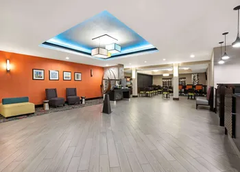 La Quinta Inn & Suites by Wyndham Houston Bush Intl Airpt E hotel thumbnail 6
