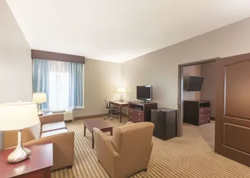 La Quinta Inn & Suites by Wyndham Houston Bush Intl Airpt E hotel thumbnail 8