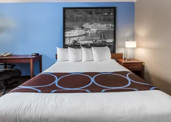 Super 8 by Wyndham Dubuque hotel thumbnail 4