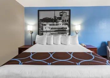 Super 8 by Wyndham Dubuque hotel thumbnail 5