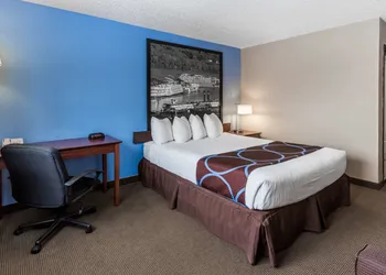 Super 8 by Wyndham Dubuque hotel thumbnail 7