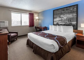 Super 8 by Wyndham Dubuque hotel thumbnail 8