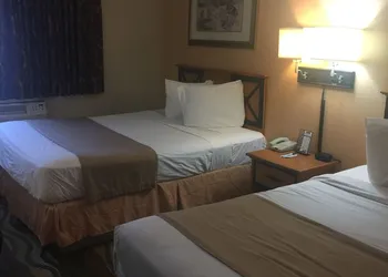 Travelodge by Wyndham Battle Creek hotel thumbnail 3