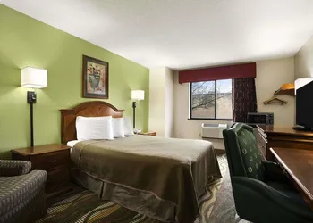Travelodge by Wyndham Battle Creek hotel thumbnail 7