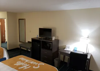 Days Inn by Wyndham Burlington East hotel thumbnail 8
