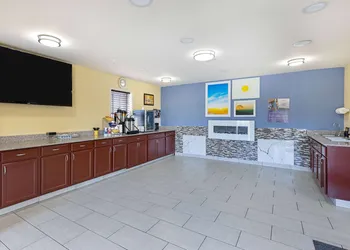 Days Inn by Wyndham Holladay hotel thumbnail 2