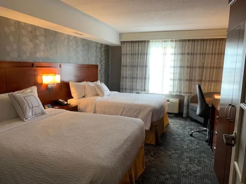 Courtyard by Marriott London hotel detail image 2