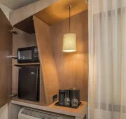 Courtyard by Marriott London hotel detail image 4