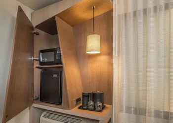 Courtyard by Marriott London hotel thumbnail 4