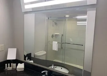 Courtyard by Marriott London hotel thumbnail 6