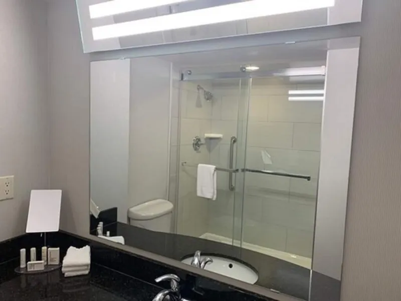 Courtyard by Marriott London hotel detail image 6