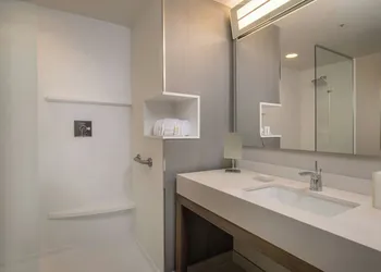 Courtyard by Marriott London hotel thumbnail 7