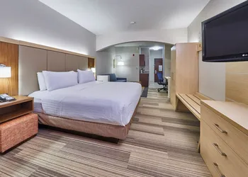 Holiday Inn Express Hotel & Suites Medford-Central Point by IHG hotel thumbnail 3