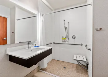 Holiday Inn Express & Suites Klamath Falls Central by IHG hotel thumbnail 4