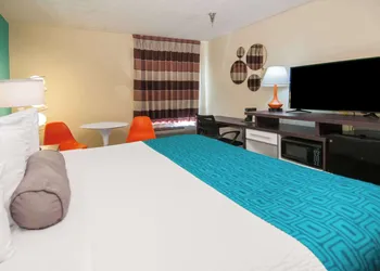 Howard Johnson by Wyndham Scott Lafayette hotel thumbnail 5