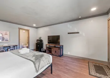 Blue Jay Lodge hotel thumbnail 3