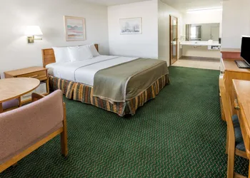 Howard Johnson by Wyndham Roseburg hotel thumbnail 8
