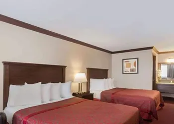 Days Inn by Wyndham Auburn hotel thumbnail 2