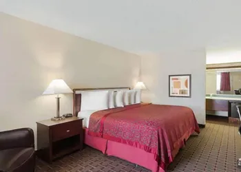 Days Inn by Wyndham Auburn hotel thumbnail 3