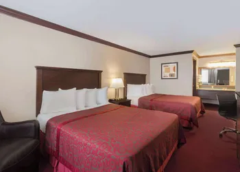 Days Inn by Wyndham Auburn hotel thumbnail 4