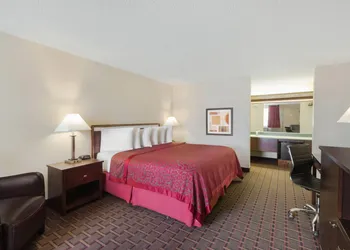 Days Inn by Wyndham Auburn hotel thumbnail 7