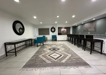 Desert Sands Inn & Suites hotel thumbnail 2