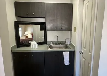 Desert Sands Inn & Suites hotel thumbnail 4