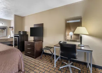 SureStay Hotel by Best Western Summersville hotel thumbnail 6