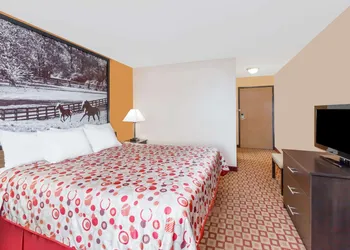 Super 8 by Wyndham Bowling Green South hotel thumbnail 8
