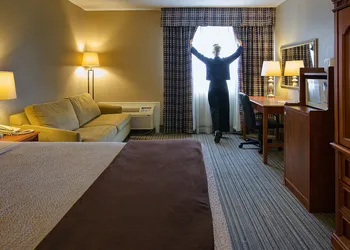 Ramada by Wyndham London hotel thumbnail 4