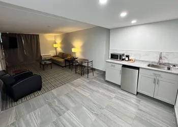 Ramada by Wyndham London hotel thumbnail 7