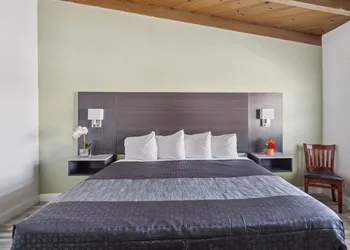 Discovery Inn hotel thumbnail 7