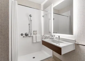 Holiday Inn Express Vancouver North - Salmon Creek by IHG hotel thumbnail 3