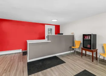 Econo Lodge hotel thumbnail 5