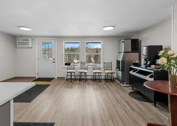 Econo Lodge hotel thumbnail 7