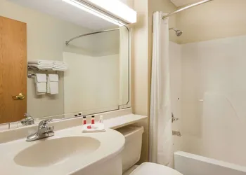 Microtel Inn & Suites by Wyndham Sainte Genevieve hotel thumbnail 8