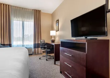 Comfort Inn & Suites Clinton - Jackson West hotel thumbnail 6