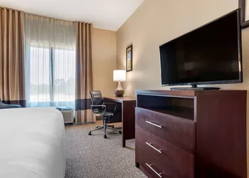 Comfort Inn & Suites Clinton - Jackson West hotel thumbnail 6
