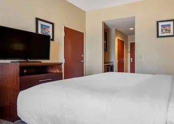 Comfort Inn & Suites Clinton - Jackson West hotel thumbnail 7