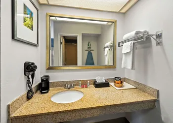 Quality Inn & Suites Fayetteville I-95 hotel thumbnail 7
