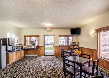Econo Lodge Waupaca hotel thumbnail 3