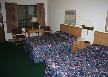 Econo Lodge Waupaca hotel thumbnail 8
