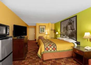 Super 8 by Wyndham Lake of the Ozarks hotel thumbnail 5