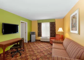 Super 8 by Wyndham Lake of the Ozarks hotel thumbnail 6